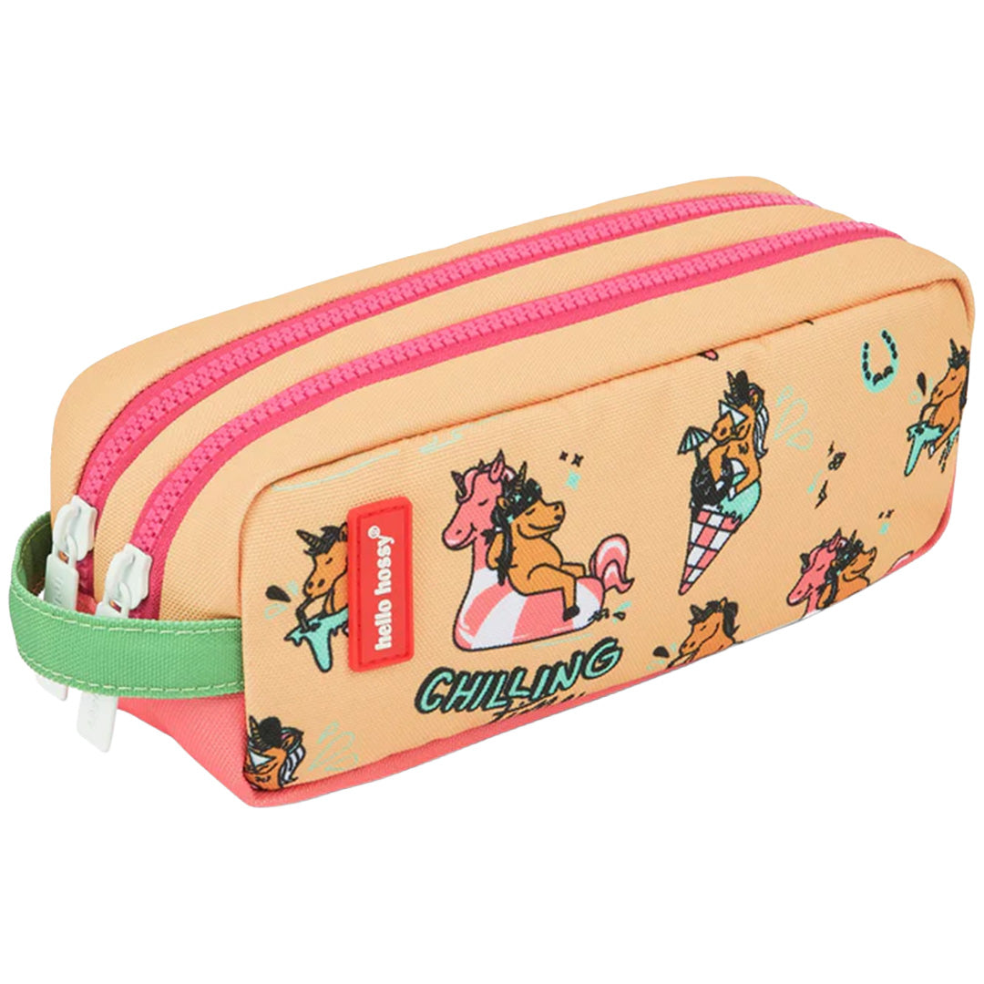 Hello hossy pennenetui met beige stof, roze ritsen en een patroon van chillende eenhoorns.