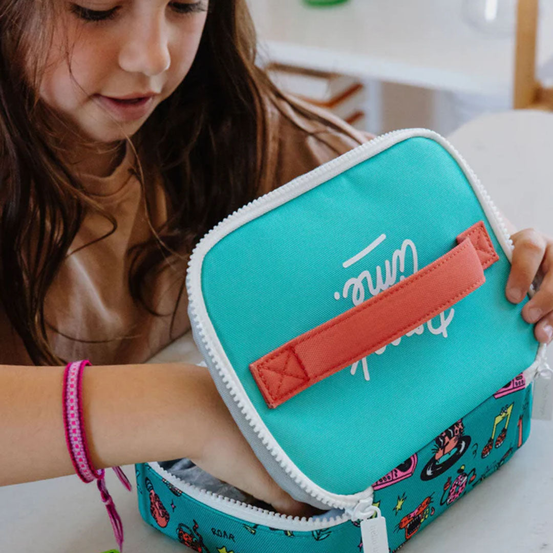 Een kind opent de hello hossy groene snacktas met disco roar patroon.