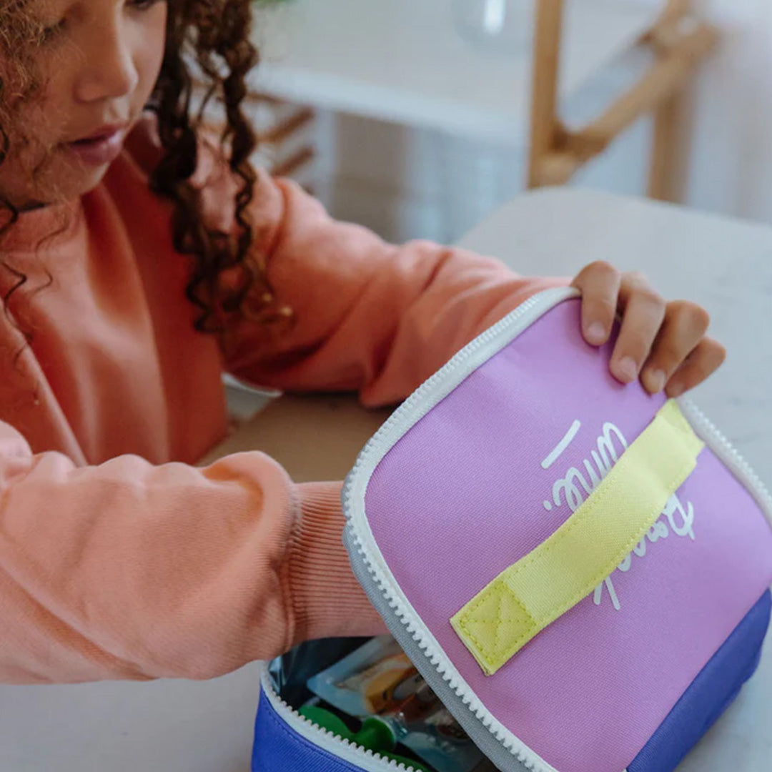 Een kind opent de hello hossy mini snacktas met "Break time." tekst, gevuld met snacks.