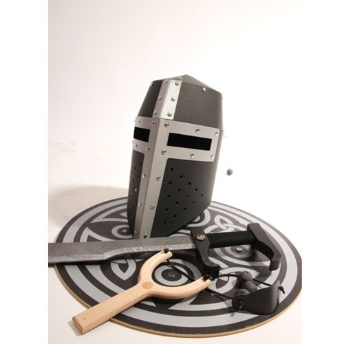 VAH speelgoedcollectie met een zwarte en zilveren helm, een zwaard, een schild en een katapult.