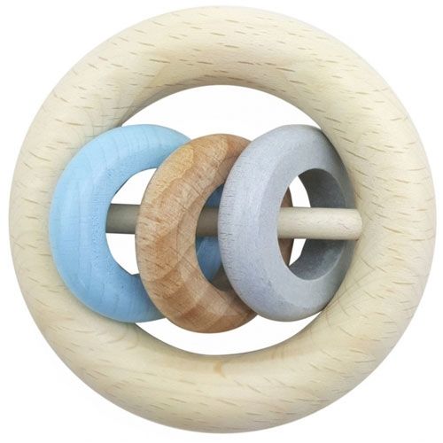 Hess houten rammelaar voor baby's met een grote naturelkleurige ring en drie kleinere ringen in blauw, naturel en grijs.