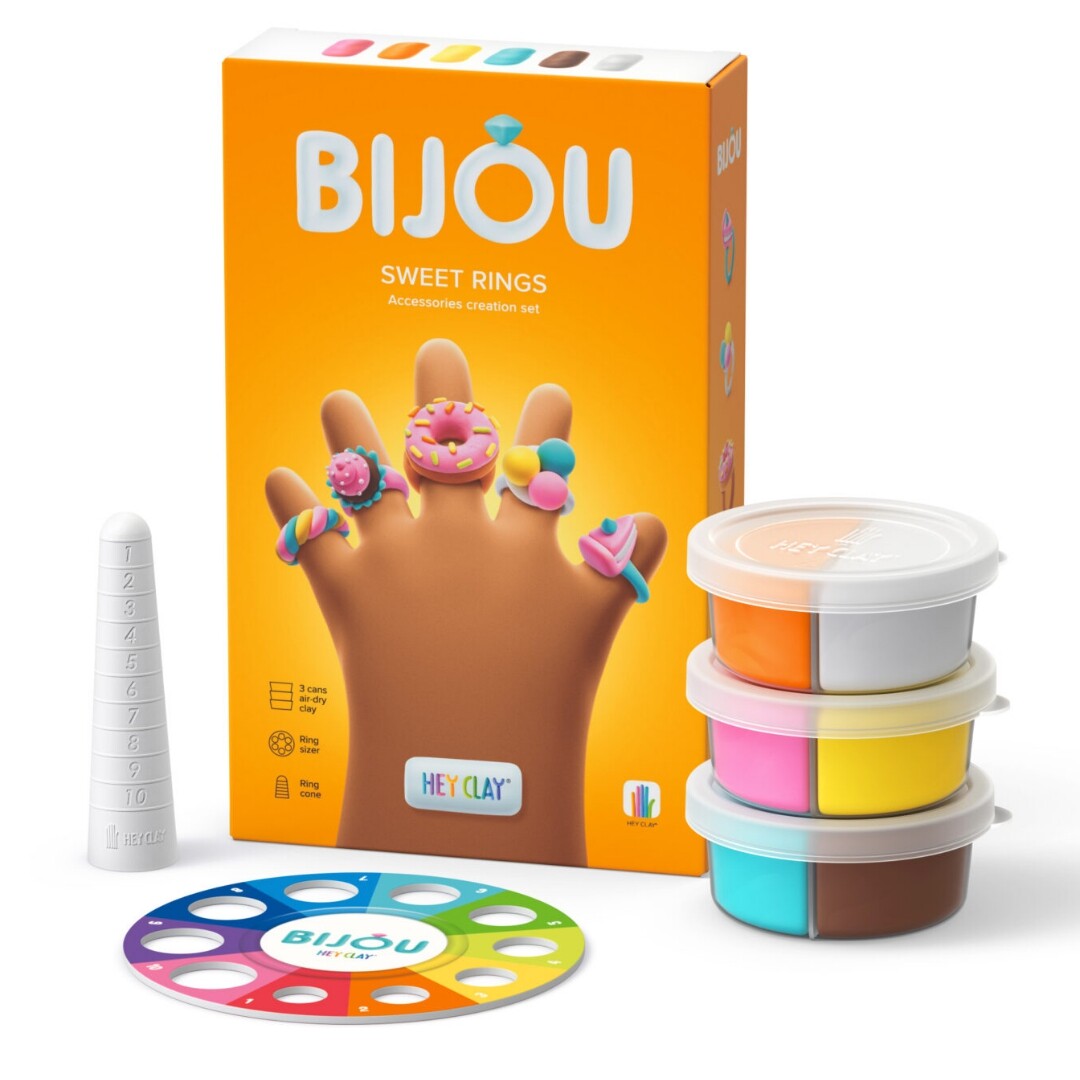 Hey Clay Bijou Sweet Rings boetseerklei set met de oranje productverpakking, kleipotjes en ringaccessoires.