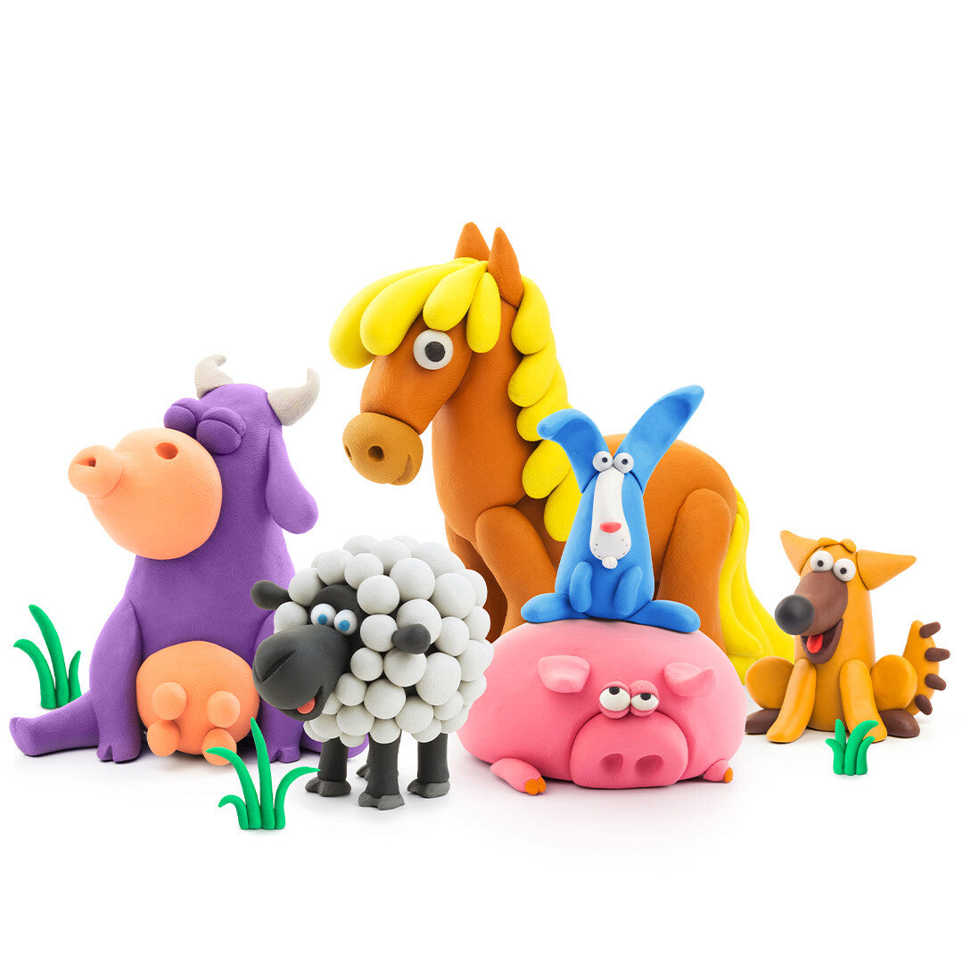 Zes Hey Clay boetseerklei figuren van boerderijdieren: een paarse koe, oranje paard, wit schaap, roze varken, blauwe ezel en bruine hond.