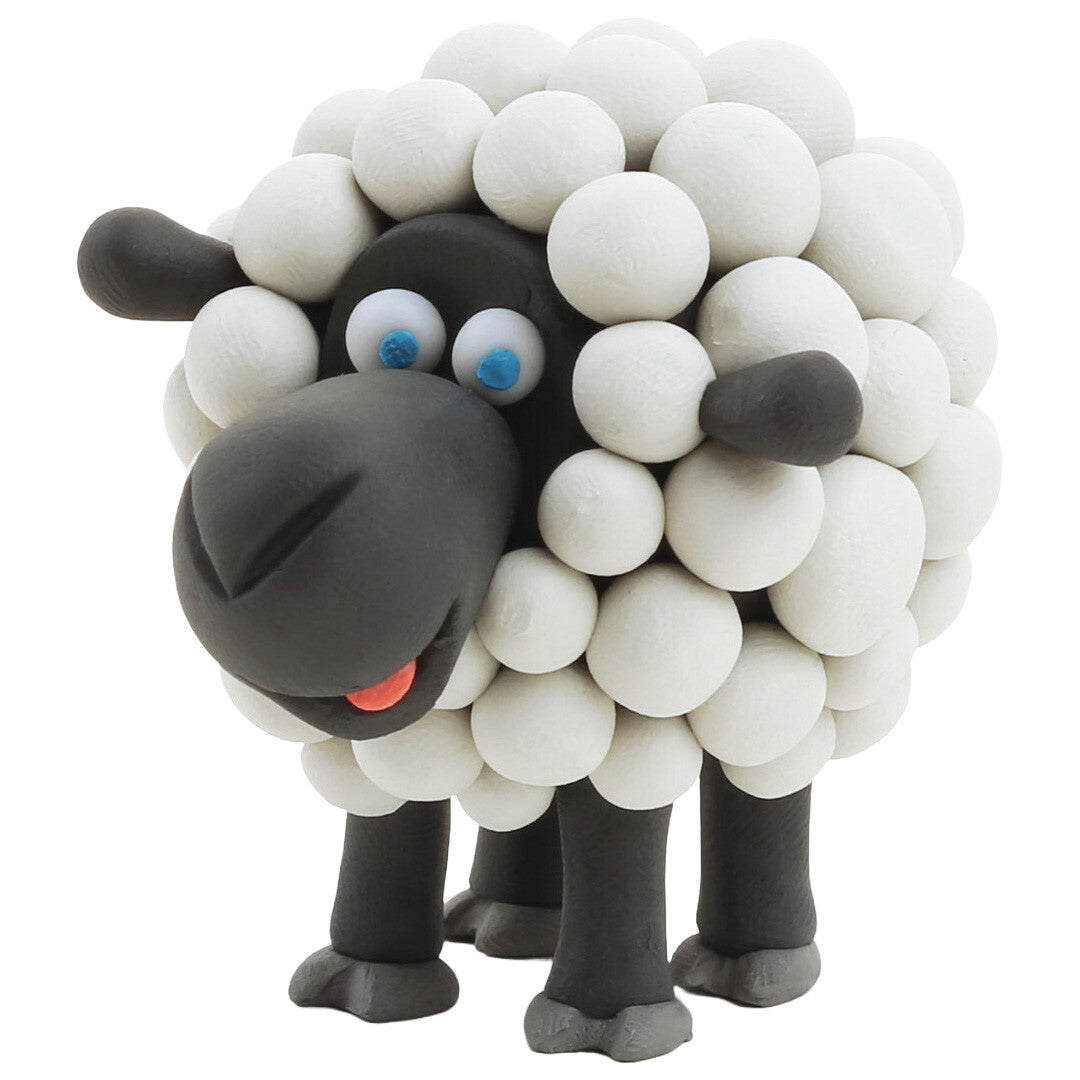 Gedetailleerd Hey Clay boetseerklei figuur van een wit schaap met zwarte kop en poten.