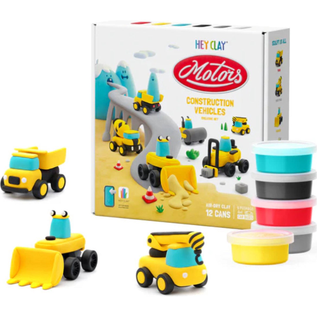 Hey Clay boetseerklei set 'Motors Construction Vehicles' met verpakking, kleipotjes en enkele gemaakte bouwvoertuigen.