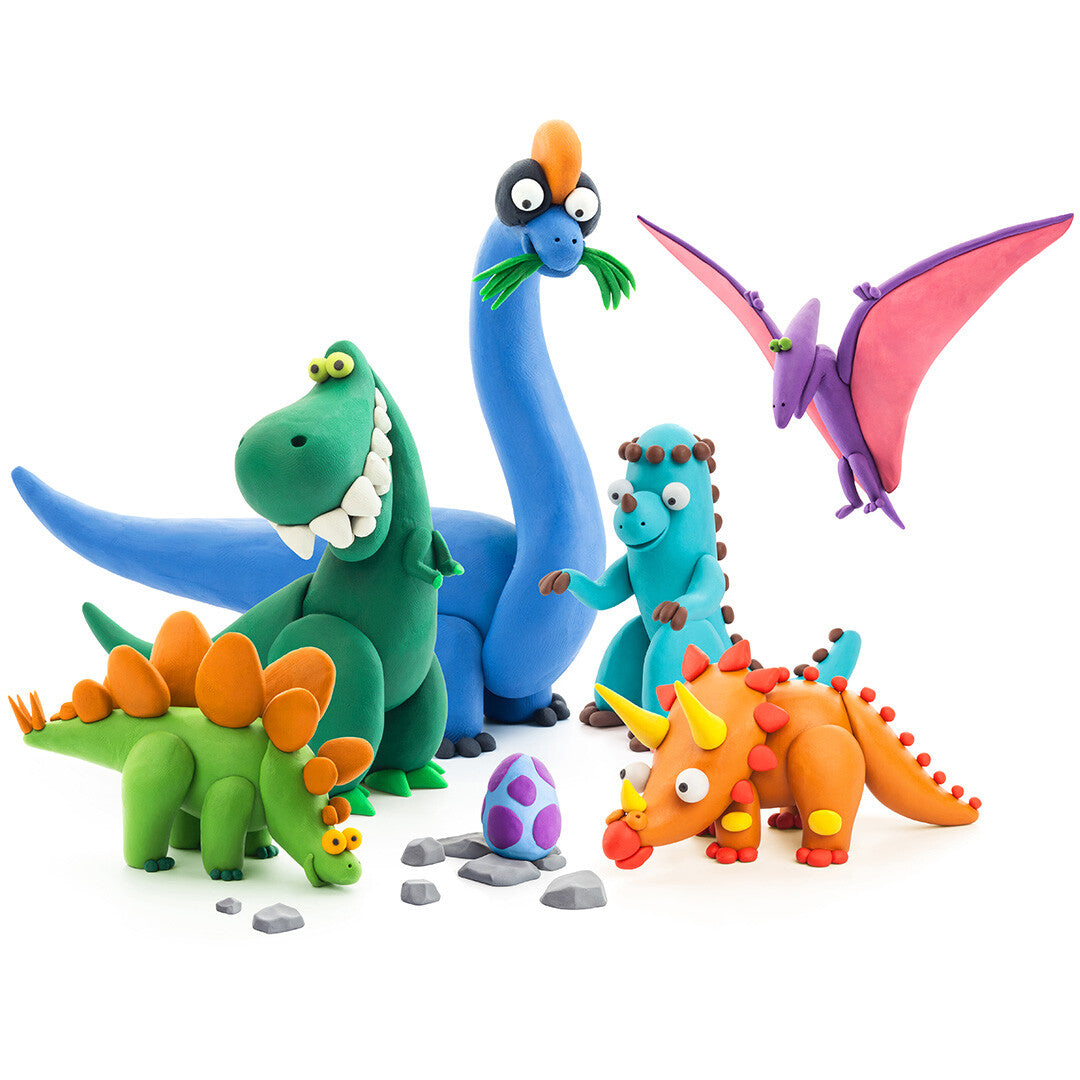 Vijf kleurrijke Hey Clay boetseerklei-dino's en een gespikkeld ei op een witte achtergrond.