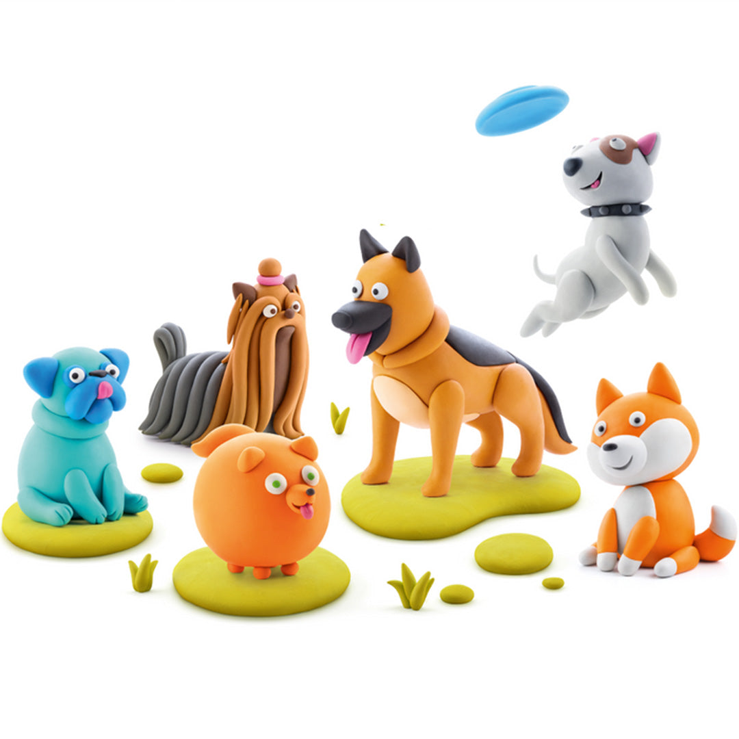 Collectie van zes kleurrijke boetseerklei hondenfiguren, waaronder een Duitse herder en een terriër, op een witte achtergrond.