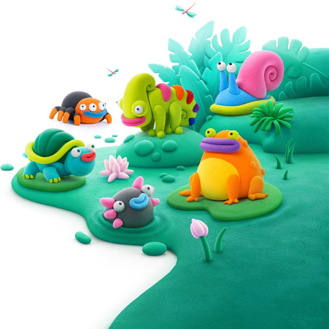 Zes kleurrijke boetseerklei figuren van exotische huisdieren op een groene klei-ondergrond.