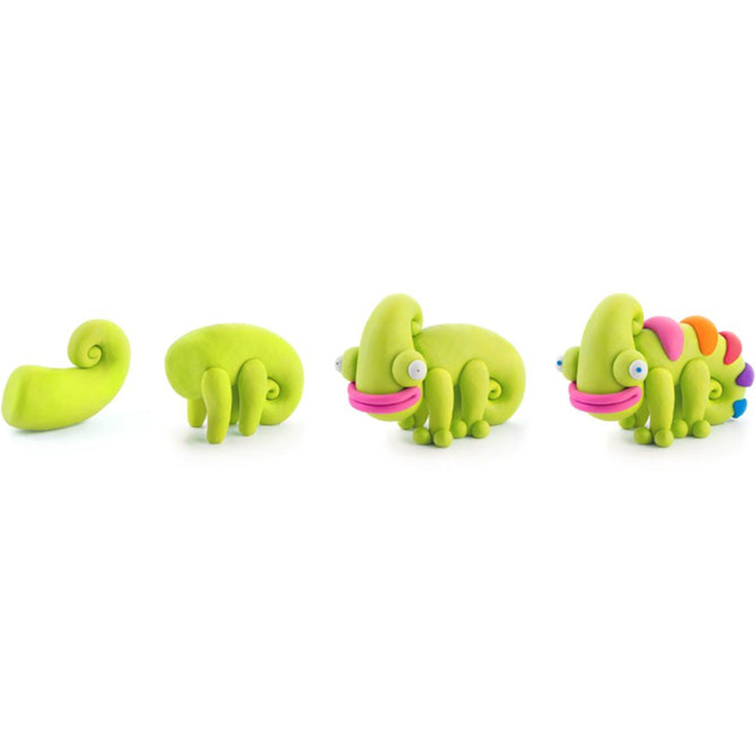 Vier stappen die laten zien hoe een groene kameleon boetseerklei figuur wordt gemaakt.