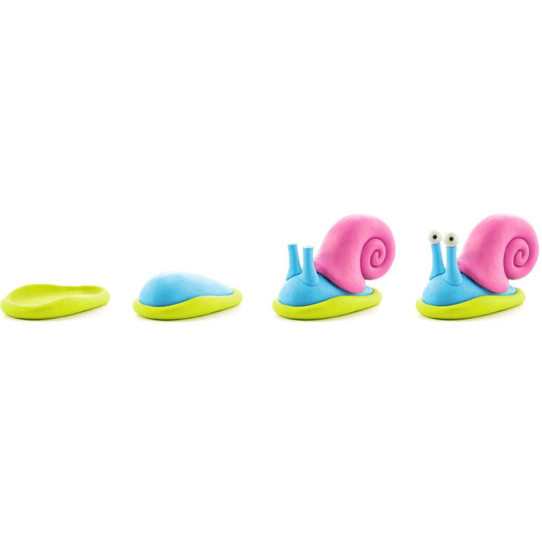 Vier stappen die laten zien hoe een blauw-roze slak boetseerklei figuur wordt gemaakt.