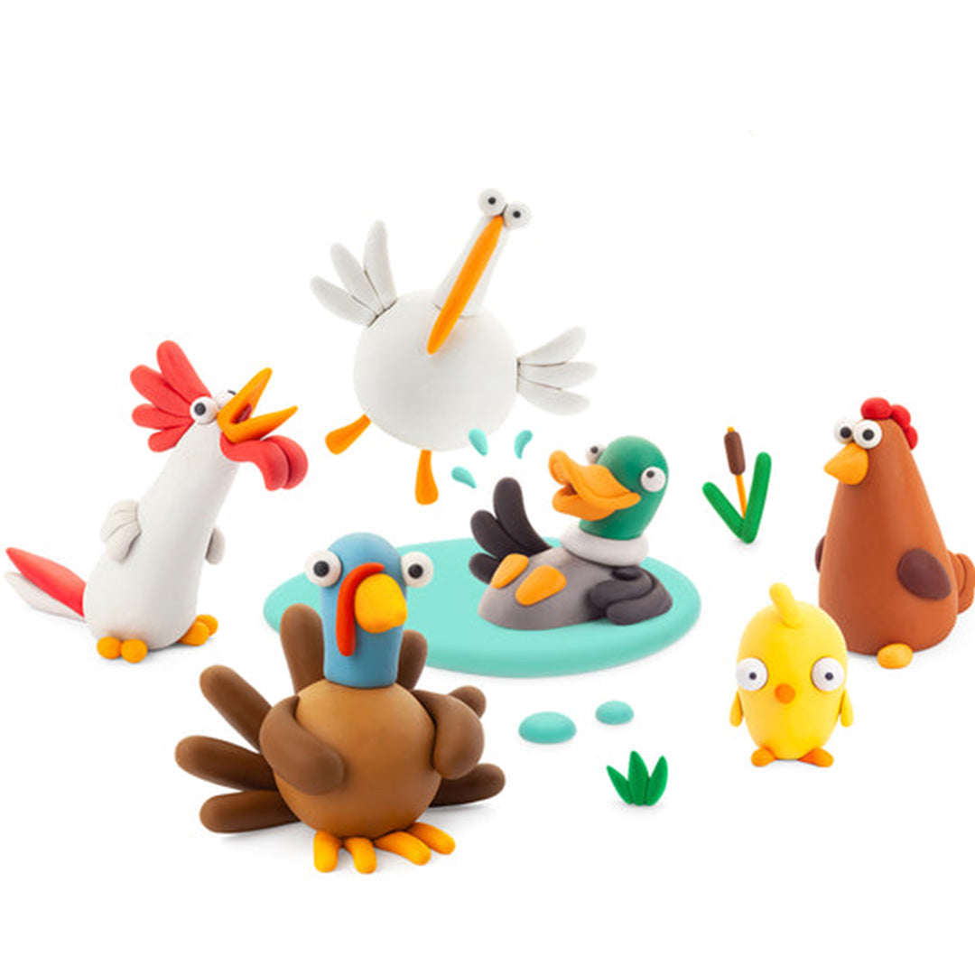 Zes boetseerklei figuren van boerderijvogels, waaronder een haan, gans, eend, kalkoen, kuiken en kip.