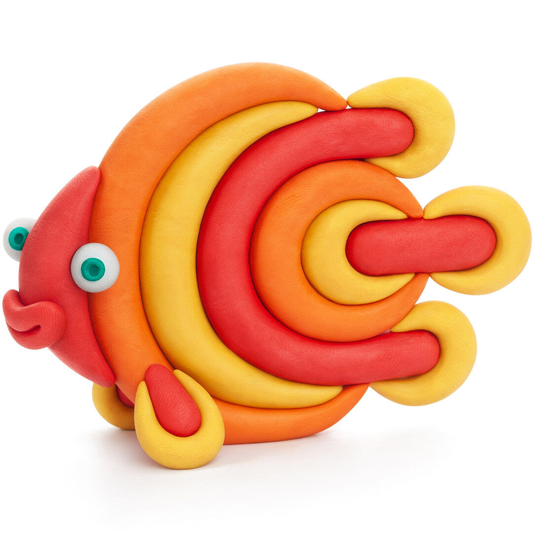 Detail van een kleurrijke Hey Clay boetseerklei vis in rood, oranje en geel.