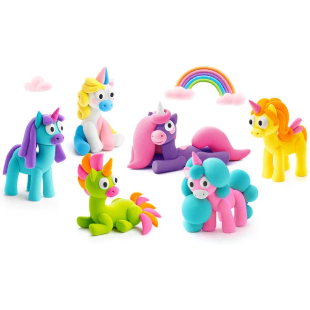 Zes kleurrijke Hey Clay boetseerklei eenhoornfiguren met een regenboog en wolken op de achtergrond.