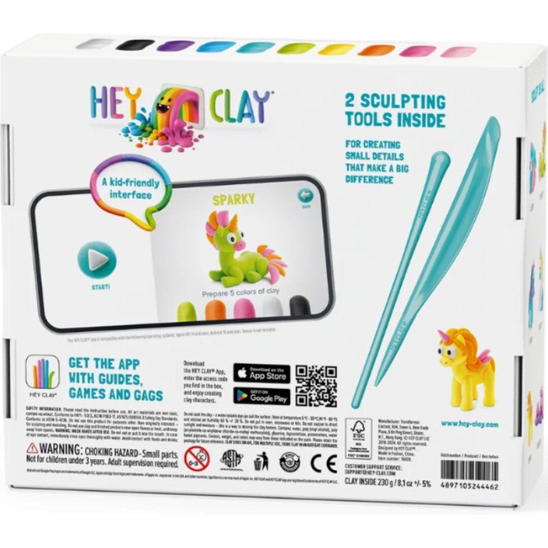 Achterkant van de Hey Clay Rainbow Unicorns boetseerklei set verpakking met app-instructies en twee boetseergereedschappen.