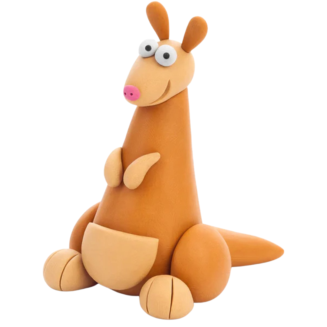 Een oranjebruine kleifiguur van een zittende kangoeroe met grote ogen en een buidel.