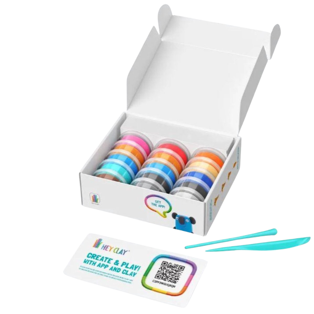 Een open Hey Clay boetseerklei-set met daarin diverse gekleurde potjes klei en twee blauwe boetseergereedschappen.