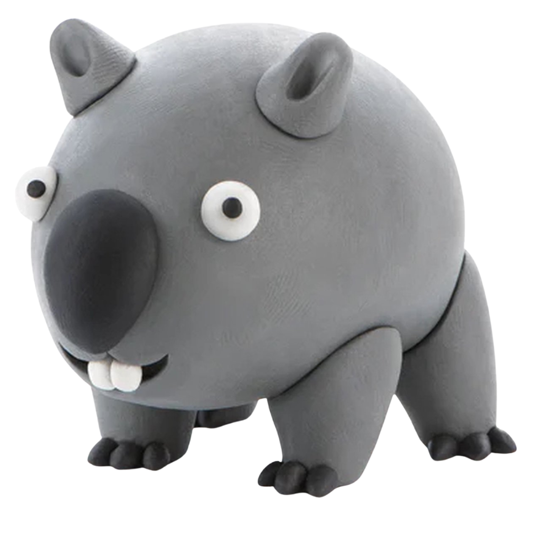 Een grijze kleifiguur van een wombat met grote ogen en twee tanden.