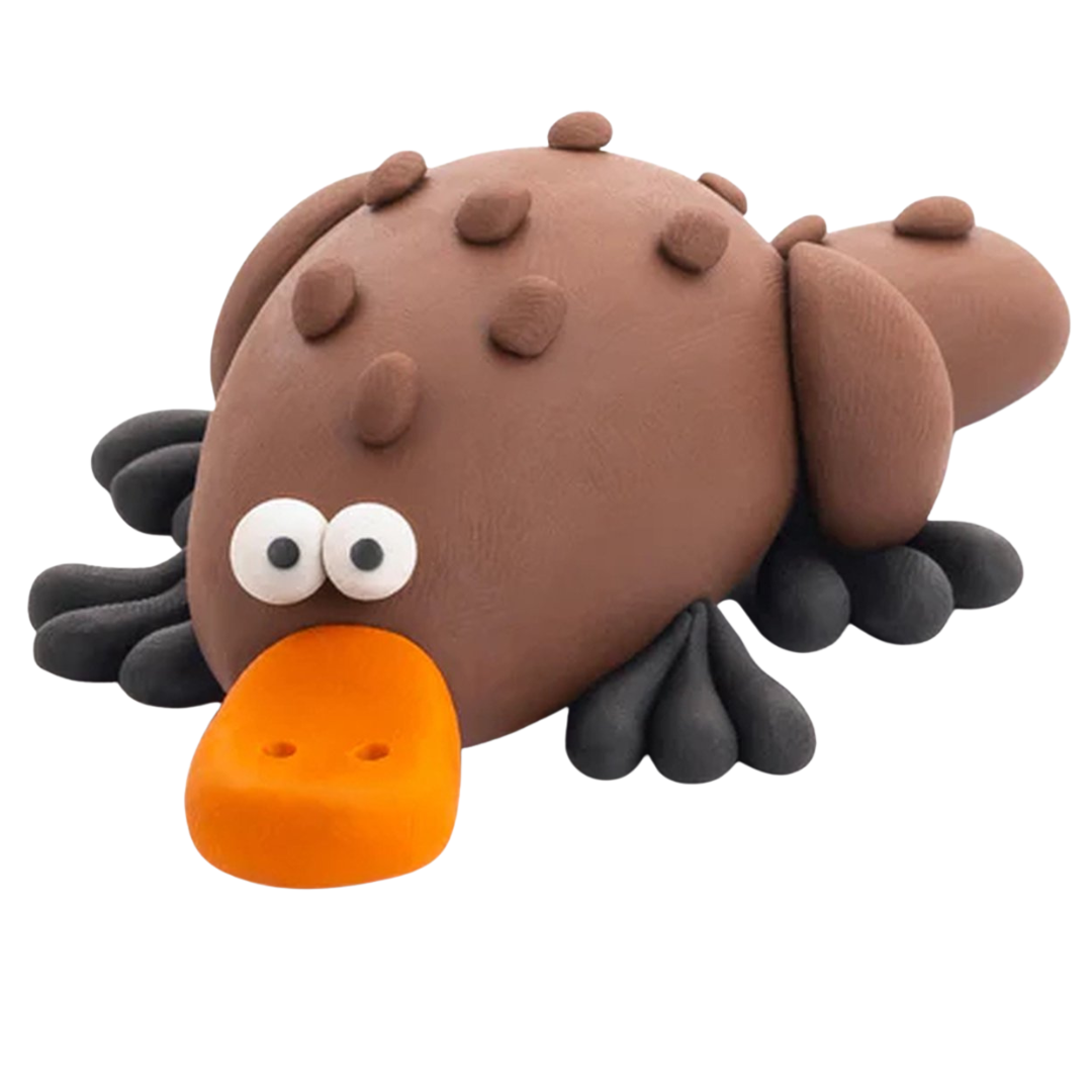 Een bruine kleifiguur van een vogelbekdier met zwarte poten en een oranje snavel.