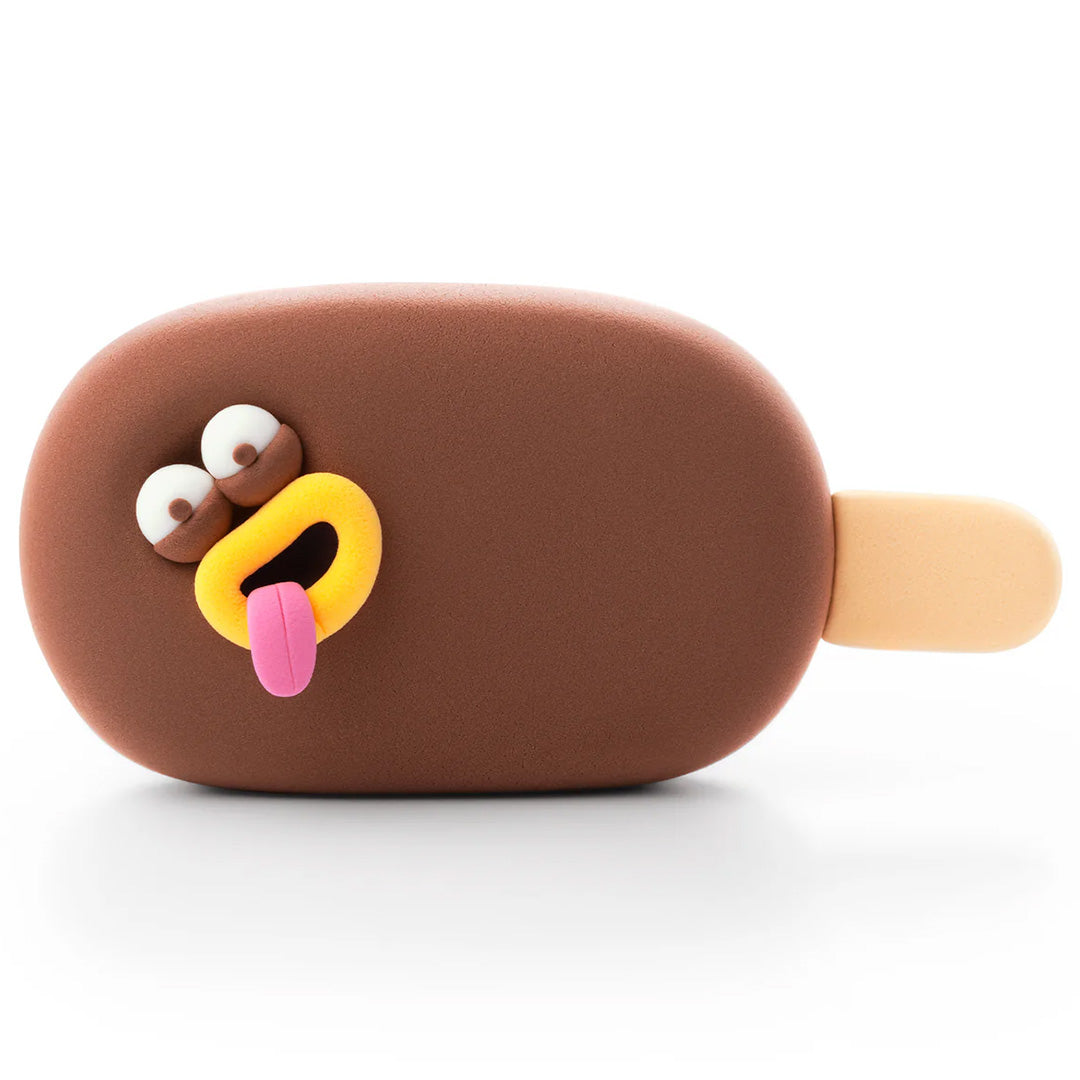 Een close-up van een Hey Clay boetseerklei figuur van een bruine chocolade ijsreep met ogen en een uitgestoken tong.