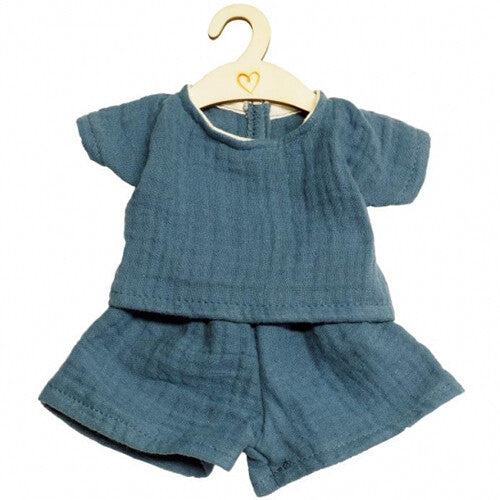 hollie poppenkleding set van een blauw stoffen shirt en broekje, hangend aan een houten hanger.