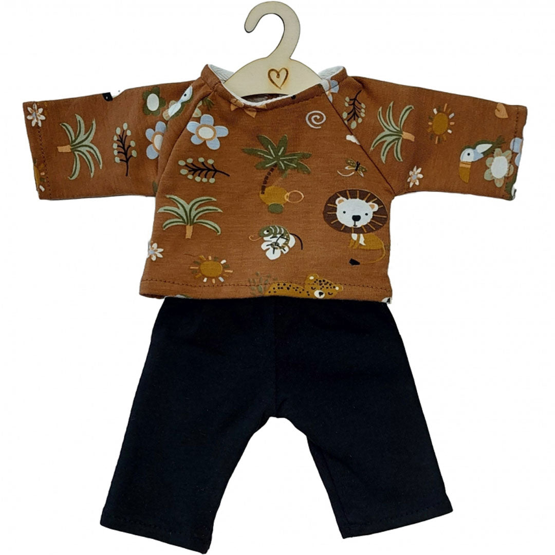 Hollie poppenkleding set met bruin safari shirt en zwarte broek op een houten hanger.