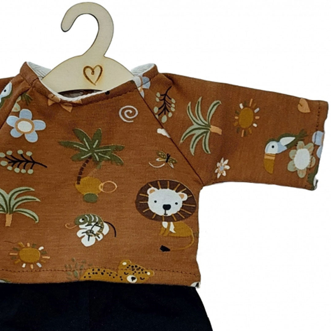 Detail van het bruine hollie poppenkleding shirt met safari print van een leeuw en luipaard.