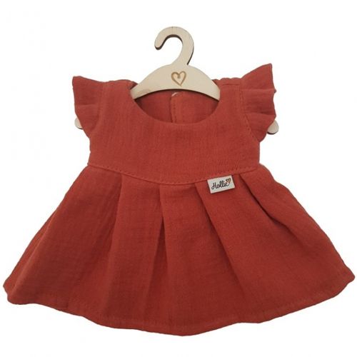 Hollie poppenkleding jurkje in terra katoen met textuur, hangend aan een houten hanger.