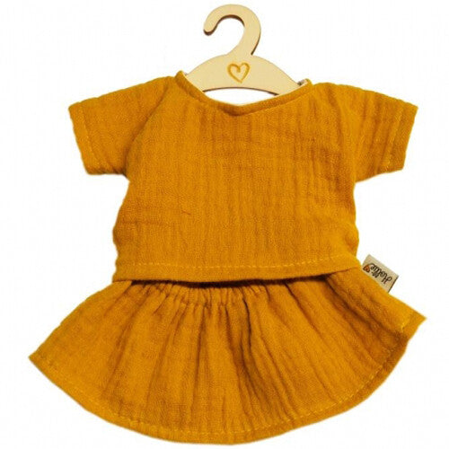 Hollie poppenkleding set van een okergeel rokje en shirtje aan een houten hangertje.