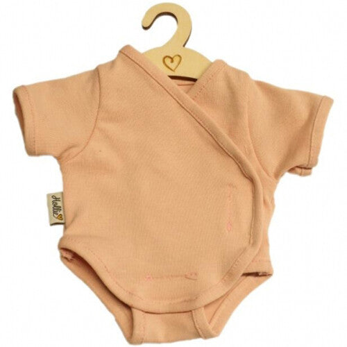 Hollie poppenkleding romper in dusty rose kleur, hangend aan een houten kleerhanger.