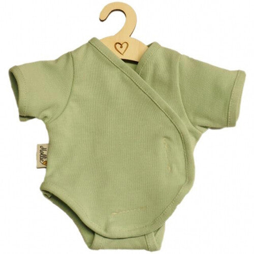 Hollie poppenkleding romper in oudgroen op een houten hangertje.