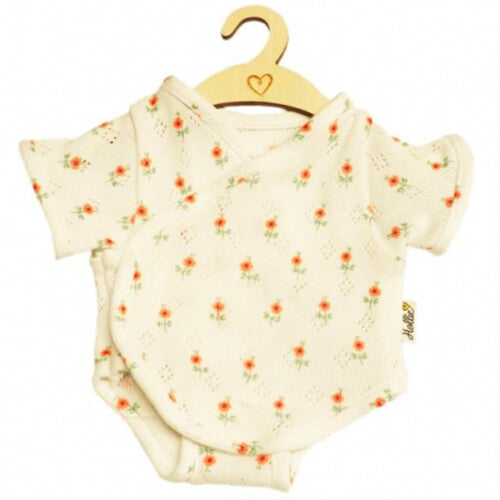 Hollie poppenkleding romper met bloemenpatroon op een houten hanger.