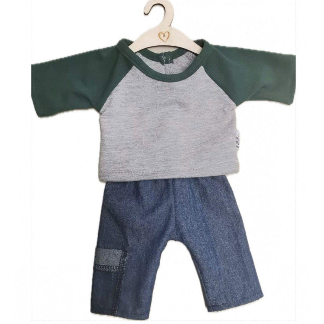 Hollie poppenkleding set van een grijs-groen shirt en blauwe jeans met zak, hangend aan een houten hanger.