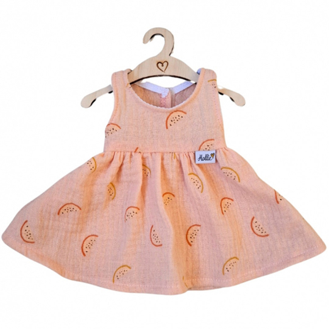 Hollie poppenkleding jurk in roze met watermeloenprint, hangend aan een houten kleerhanger.