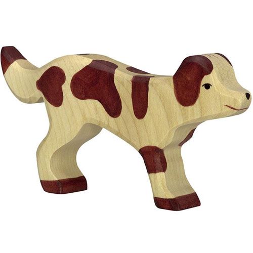Holztiger houten boerderijhond met beige en bruine vlekken.