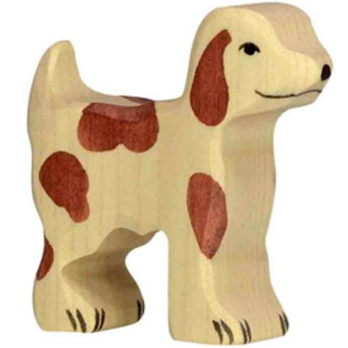Holztiger houten dierenfiguur van een beige boerderijhond met bruine vlekken.