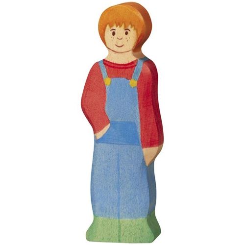 Holztiger houten speelgoedfiguur van een boerenjongen met rood haar en blauwe tuinbroek.