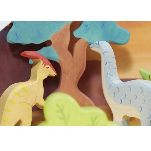 Houten dinosaurussen en bomen als speelset.
