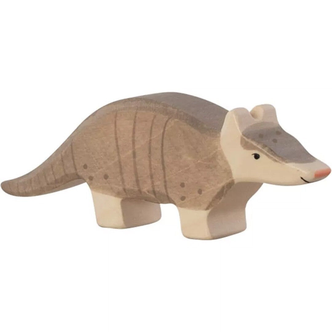 Holztiger houten dierenfiguur van een beige gordeldier met schaalpatroon.