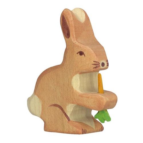 Holztiger houten dierenfiguurtje van een bruin haasje met een oranje wortel.