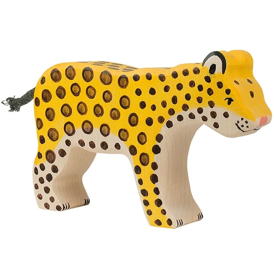 Holztiger houten luipaard speelgoedfiguur met gele vacht en bruine stippen.