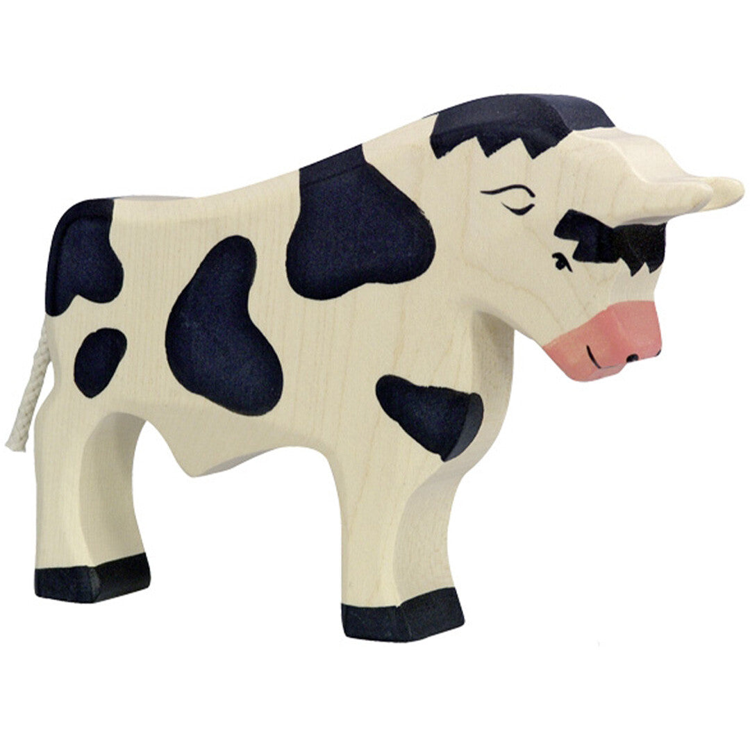 Holztiger houten speelgoedfiguur van een staande stier met zwarte vlekken.