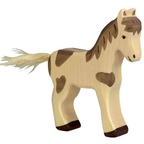 Holztiger houten dierenfiguur van een gevlekt veulen, beige met bruine vlekken en een staart van natuurlijke vezels.