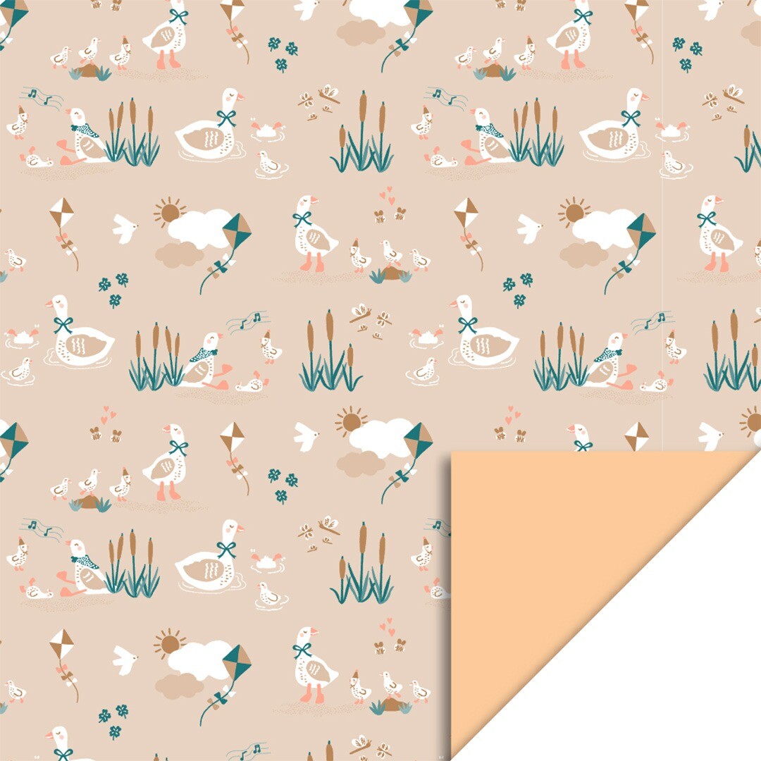 House of Products inpakpapier met een patroon van ganzen, eendjes en riet op een beige achtergrond, met een omgevouwen hoek die de perzikkleurige achterkant toont.