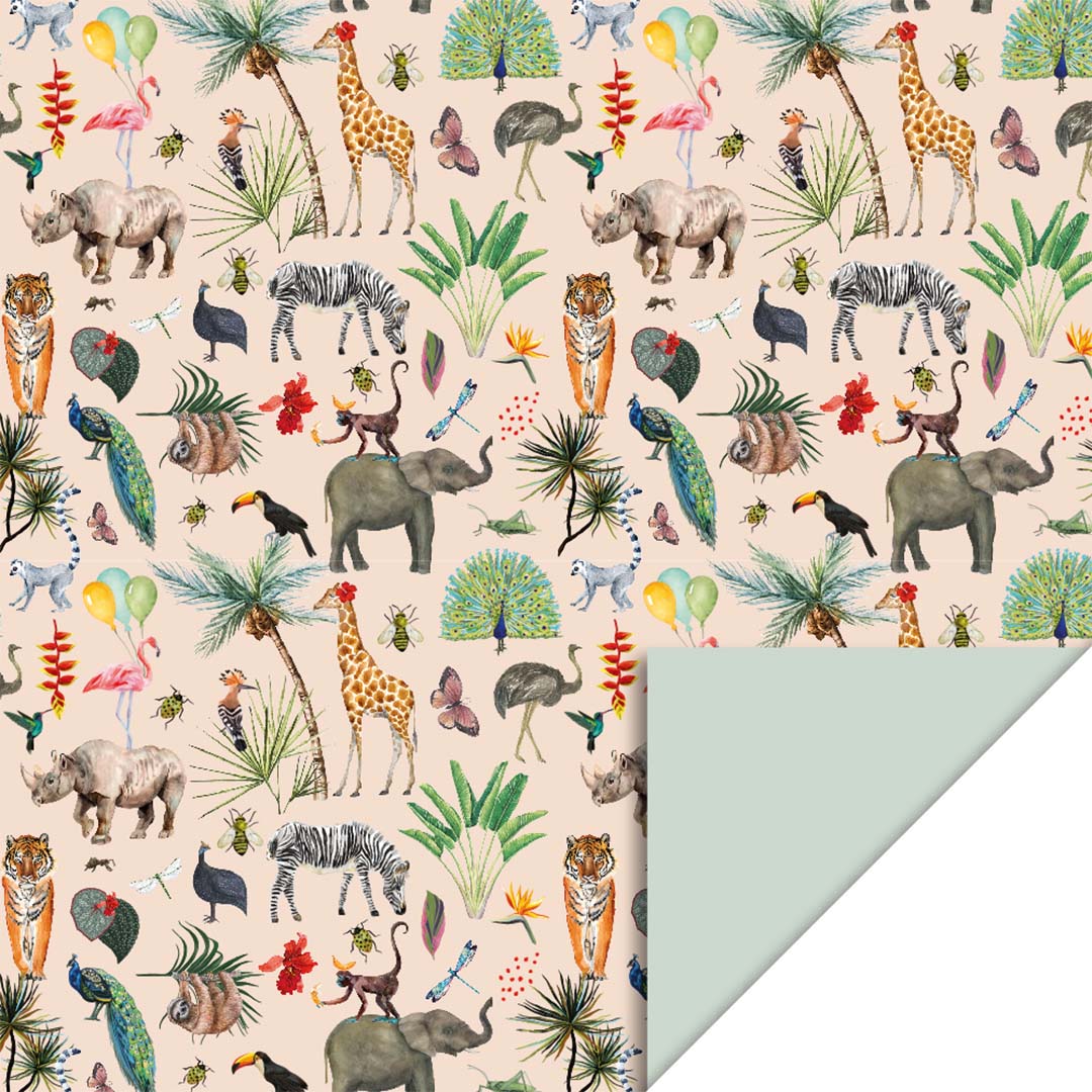 House of products inpakpapier met een junglepatroon van dieren en planten, met een omgevouwen hoek die de pistachegroene achterkant toont.