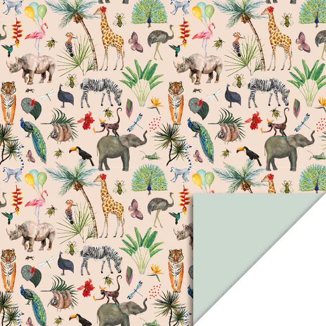 House of products inpakpapier met een junglepatroon van dieren en planten, met een omgevouwen hoek die de pistachegroene achterkant toont.