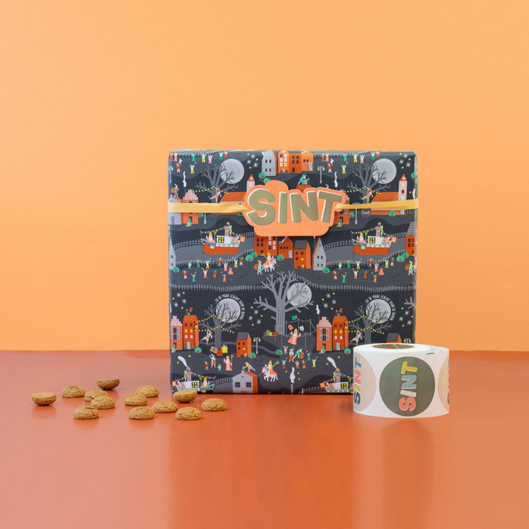 house of products inpakpapier met Sinterklaas intocht patroon om een cadeau, met een 'SINT' label, pepernoten en een rol stickers.