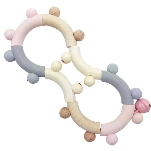 Hess houten achtvormige rammelaar voor baby's in pastelkleuren met kleine balletjes.