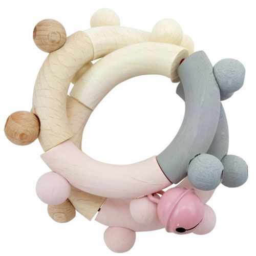 Hess houten rammelaar voor baby's, opgerold tot een cirkel, met pastelkleurige segmenten en een roze belletje.