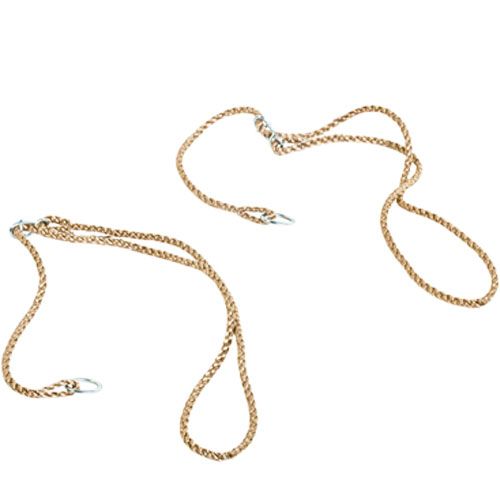 Detail van de beige touwen met metalen ringen voor de houten schommel.