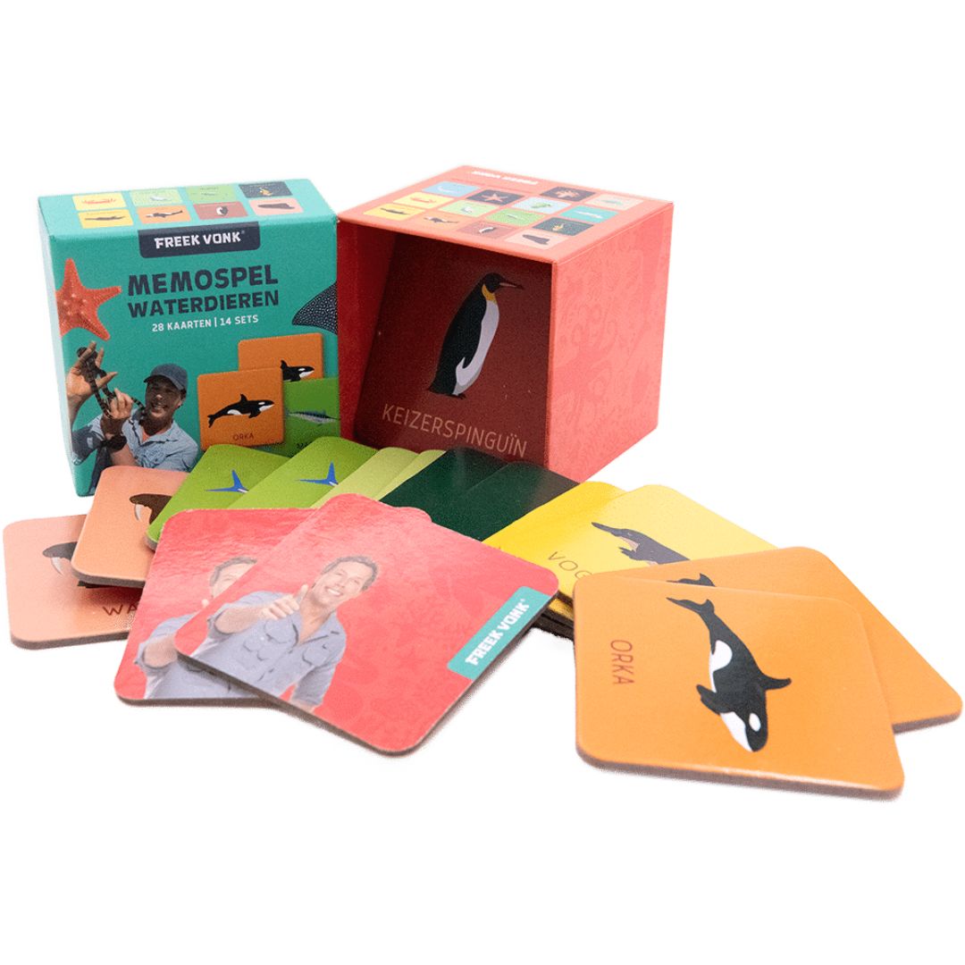 Freek Vonk memospel waterdieren met de open doos en verspreide speelkaarten van dieren en Freek Vonk.